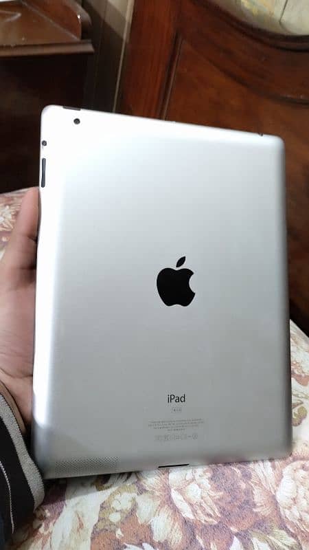 iPad 3 For SALE (with cover & charging Cable) 1