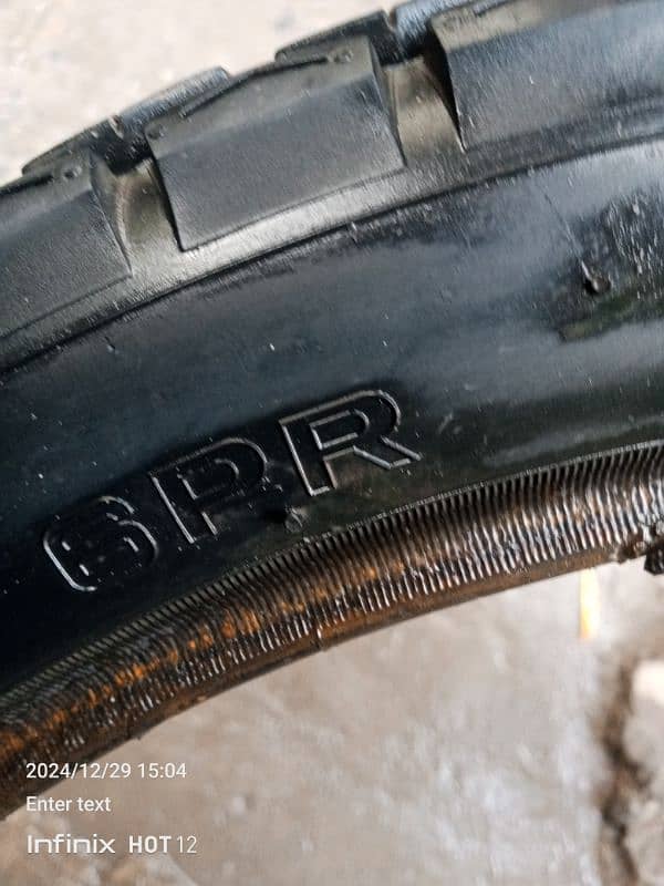 RS 2000 125 tyre for sell 3