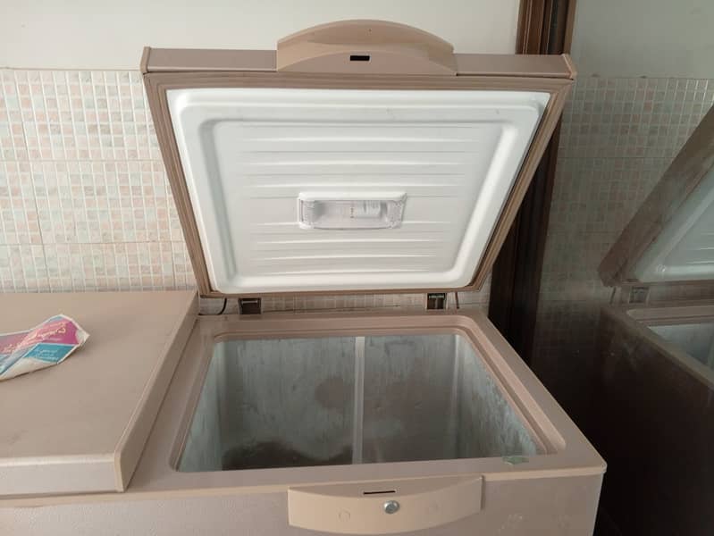 Dawlance Deep Freezer Invertor Technology Twin Door, 1