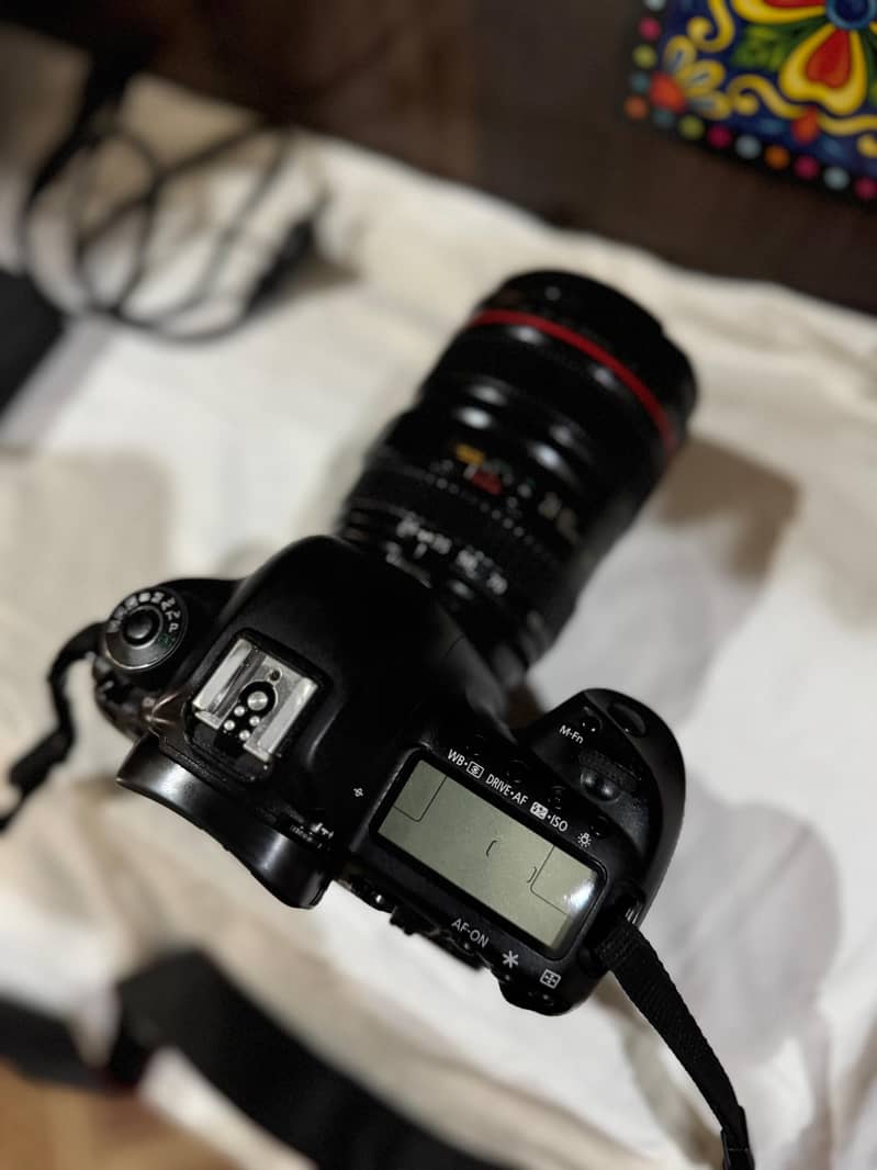 canon 5d mark iv with Canon 24-105 Lens + charger 0