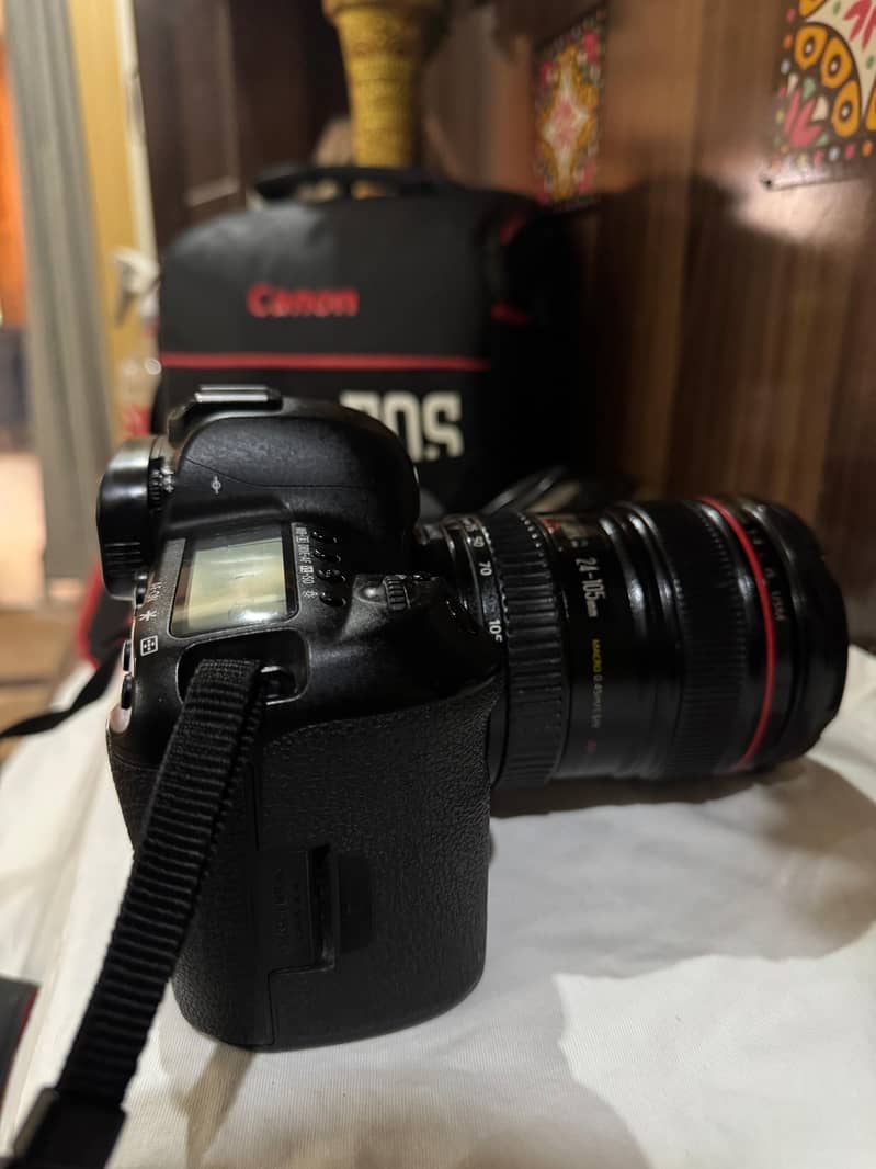 canon 5d mark iv with Canon 24-105 Lens + charger 7