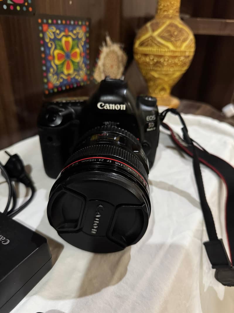 canon 5d mark iv with Canon 24-105 Lens + charger 8