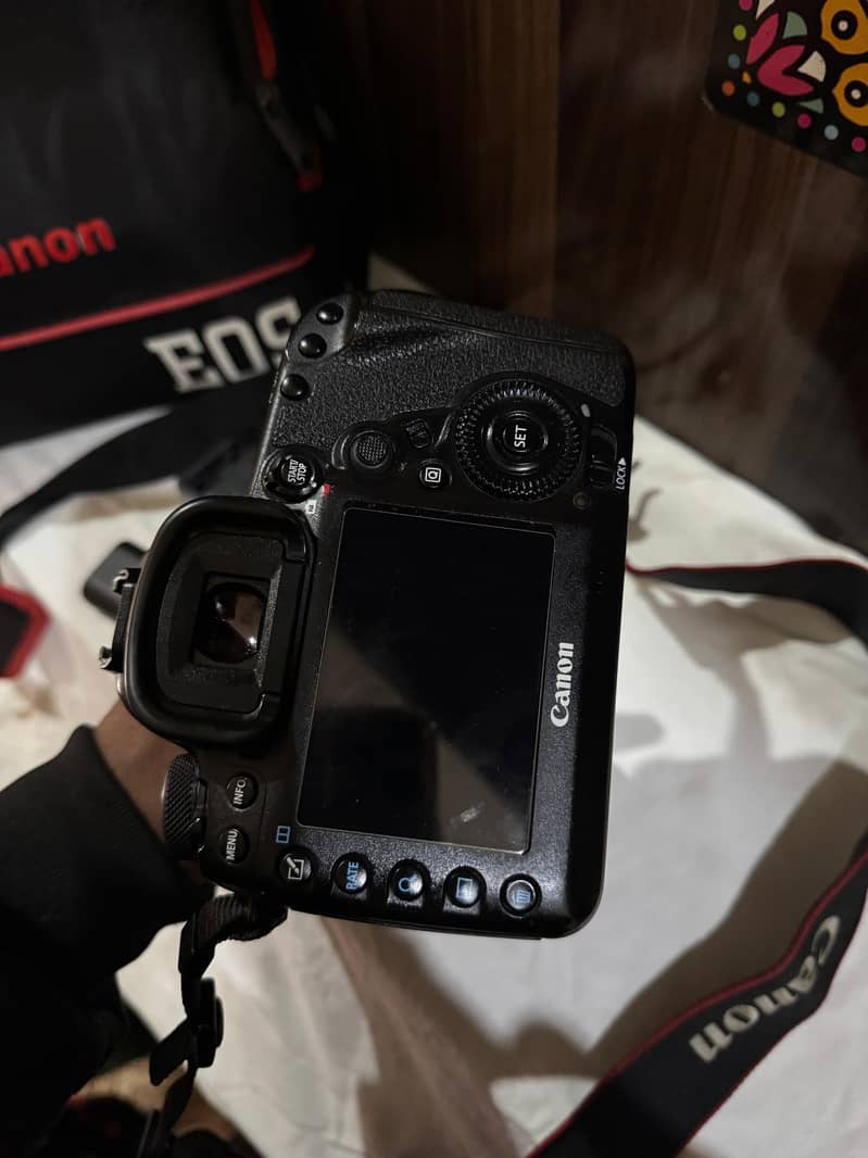 canon 5d mark iv with Canon 24-105 Lens + charger 12