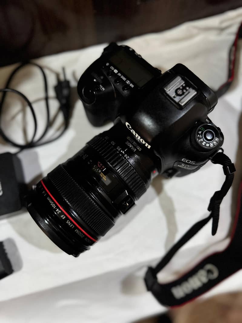 canon 5d mark iv with Canon 24-105 Lens + charger 13