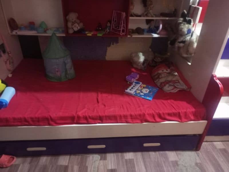 bunk bed for urgent sale 10/10 condition only cal 03,0,3,5,4,49,5,2,5/ 6