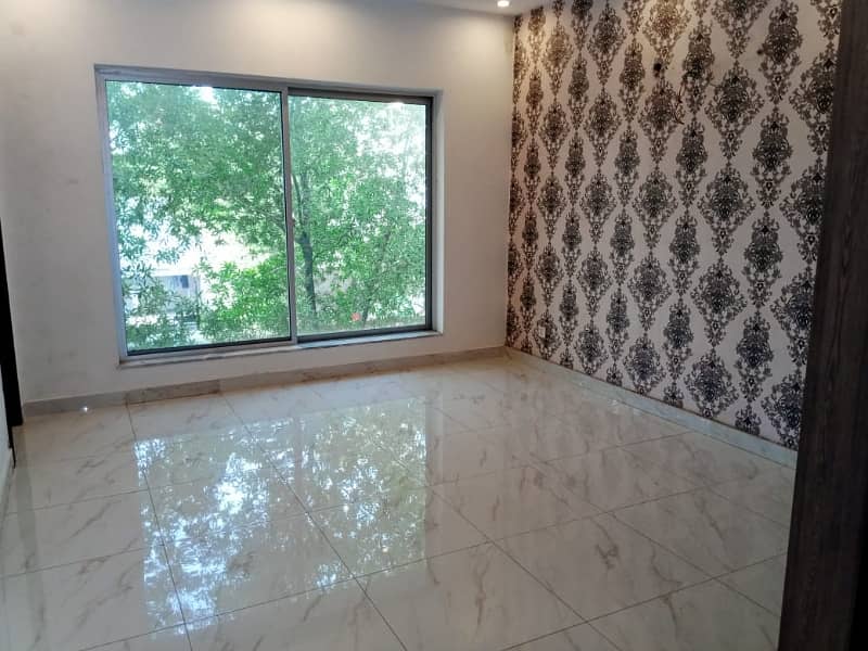 1 Kanal Upper Portion With Separate Gate For Rent In Phase 8 With Gas Facing Park 4