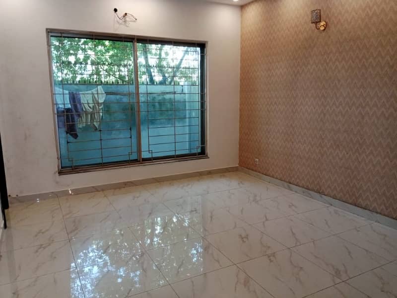 1 Kanal Upper Portion With Separate Gate For Rent In Phase 8 With Gas Facing Park 9