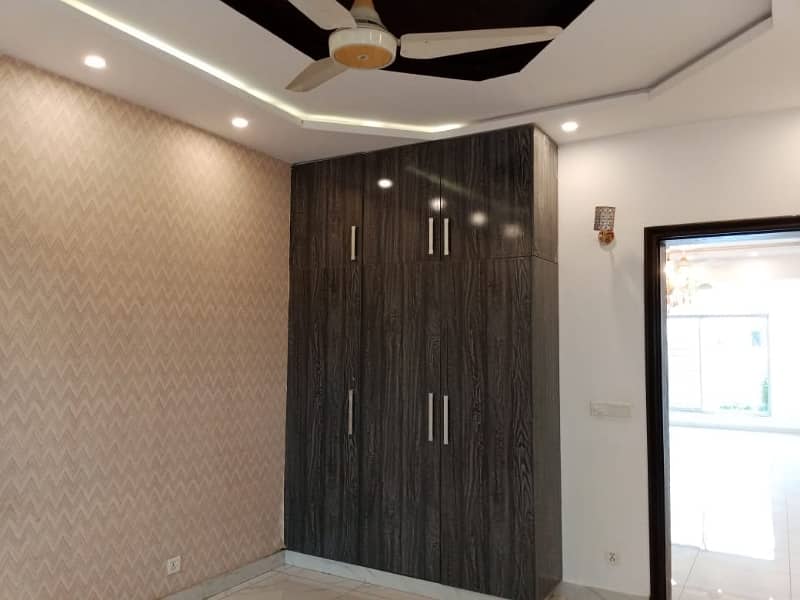 1 Kanal Upper Portion With Separate Gate For Rent In Phase 8 With Gas Facing Park 10