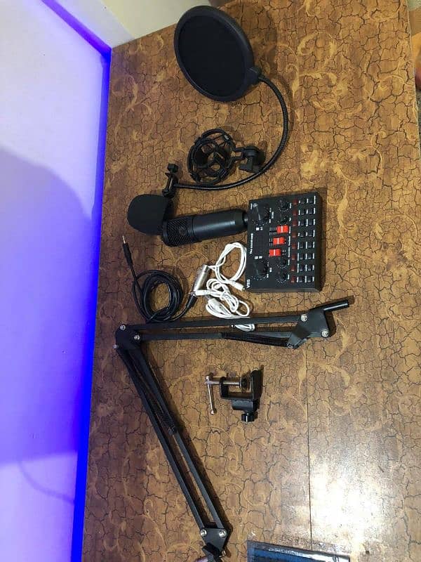 Iam selling  the studio mic set . 3