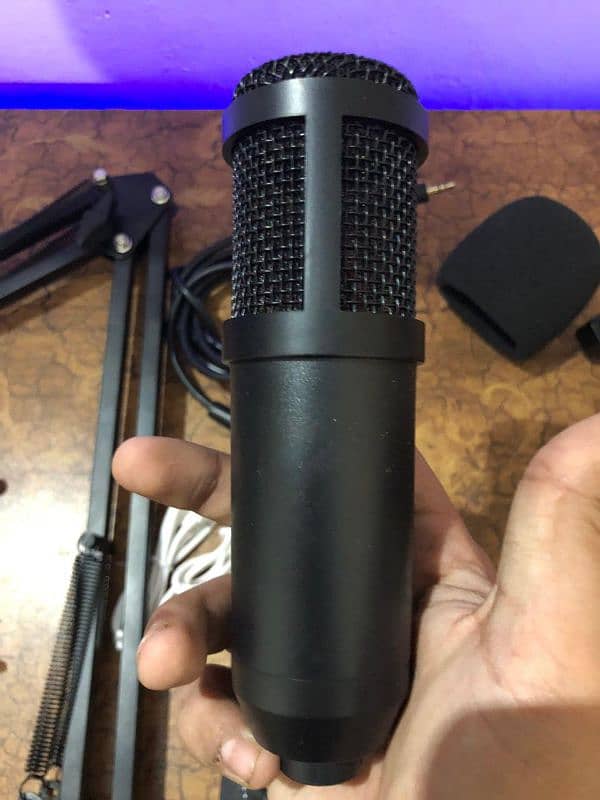 Iam selling  the studio mic set . 4