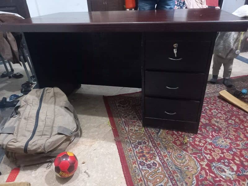 office table wooden like new very cheap 1