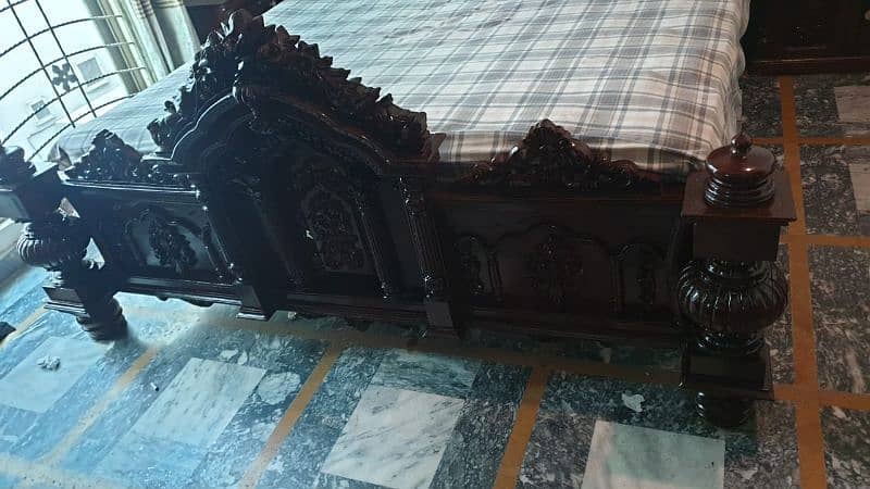 Chinioti king size  bed with side tables and dressing 1