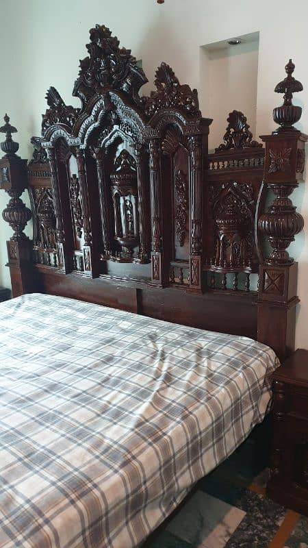 Chinioti king size  bed with side tables and dressing 5