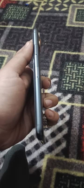 i phone 11 pro max LLA MODEL  4 MONTH SIM WORKING 5