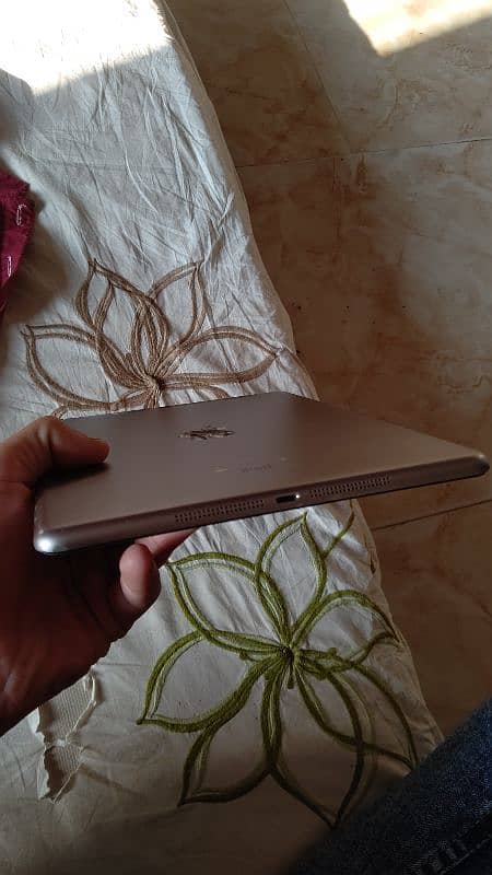 iPad air hai GB 32 all ok  iPad or cable hai  exchange possible hai 7