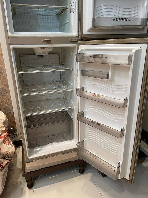 Dawlance Refrigerator or fridge 1