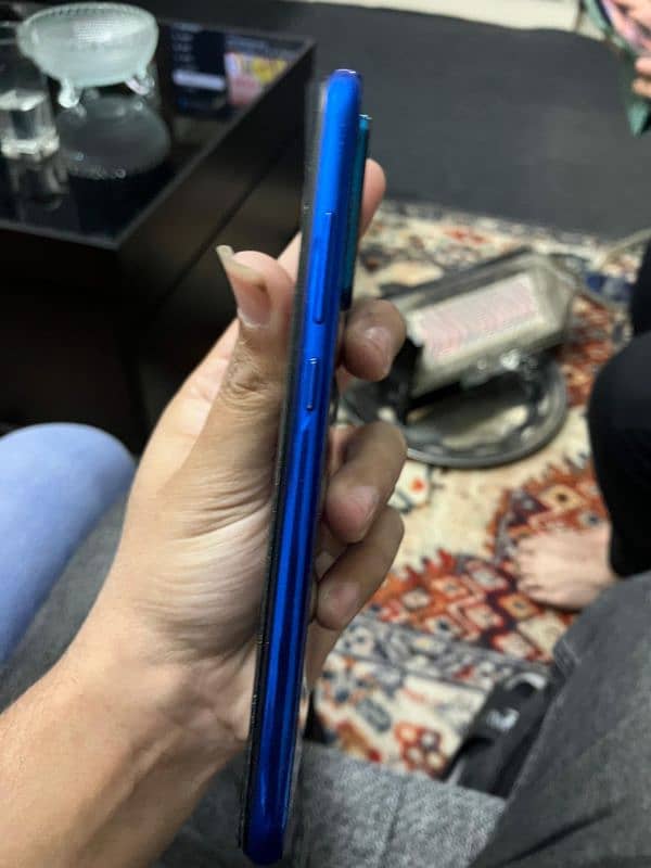 redmi note 8 4+1/64 no box no changer only phone hai 4