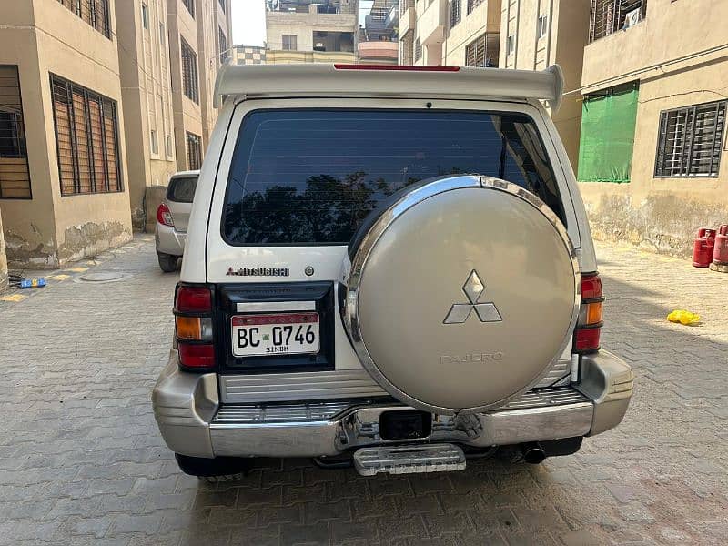 Mitsubishi Pajero 1990 7