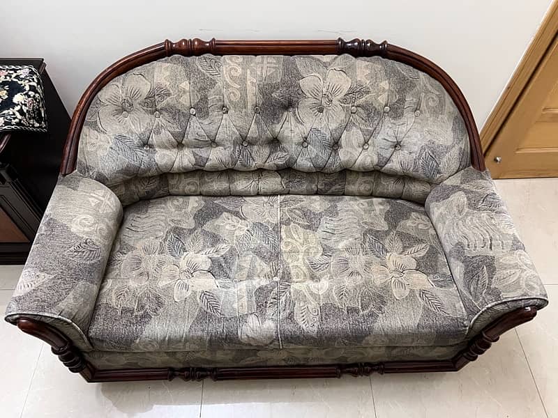 4 seater Sofa Set with side table for sale in Prestine Condition 3