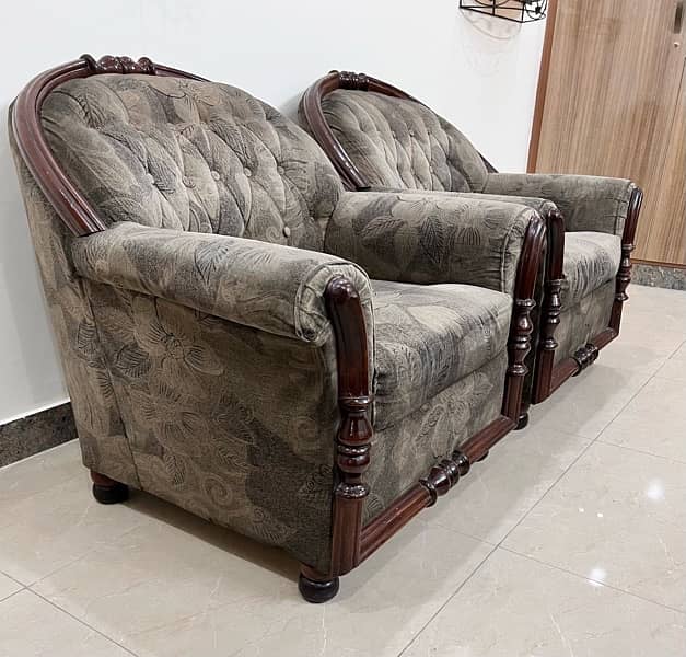 4 seater Sofa Set with side table for sale in Prestine Condition 6