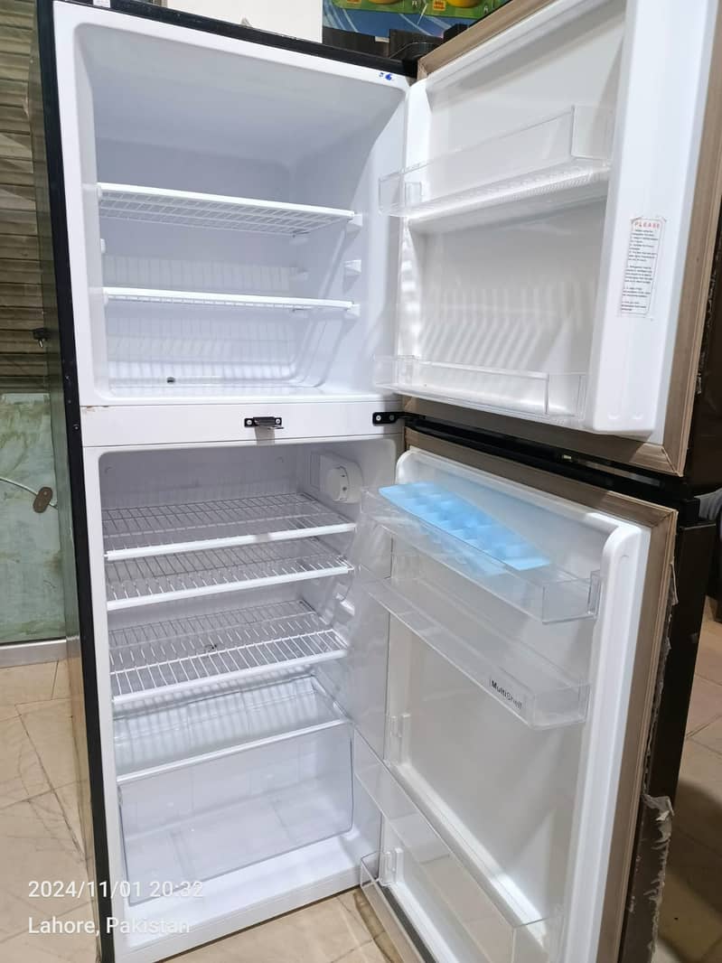 Dawlacne fridge  medium size used fridge (0306=4462/443) powerseet 7