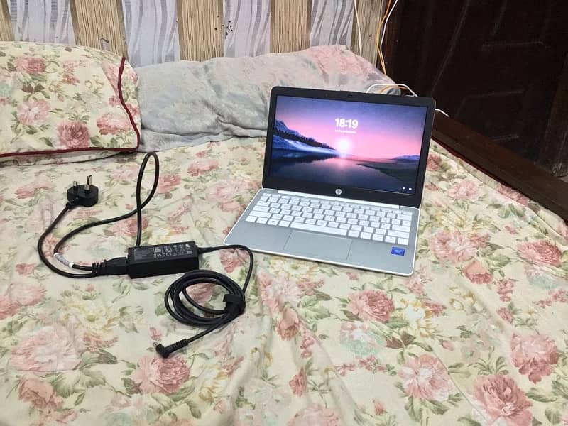 HP Steam Laptop 11-ak0027na with charger 5