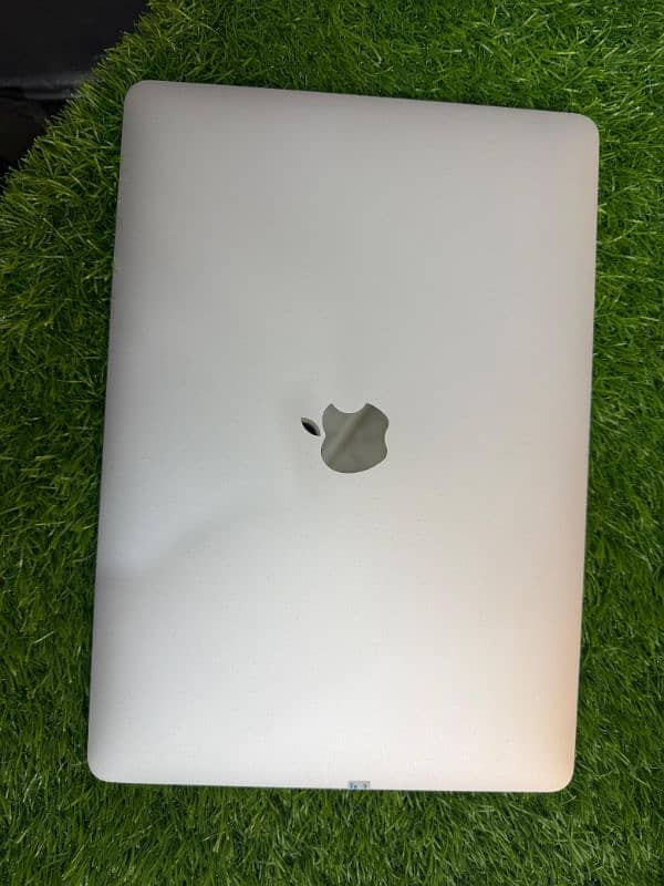 MacBook Air 2019 16gb ram 128 storage 5