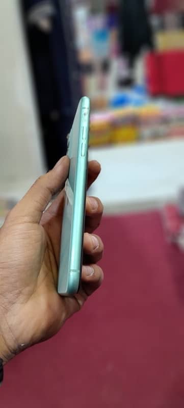 iphone 11 64 gb non pta sim time avalble 2 month wtsp 03244973986 11