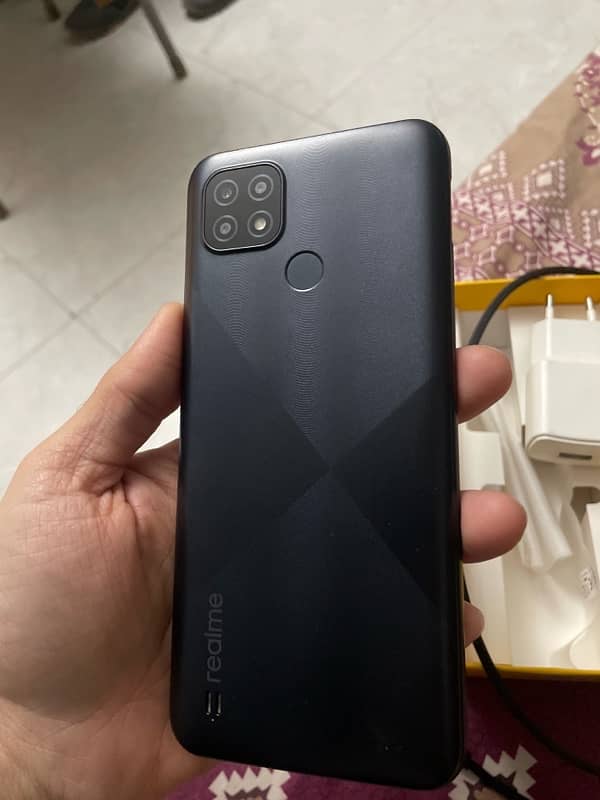 realme C21 3 gb and 32 gb 4