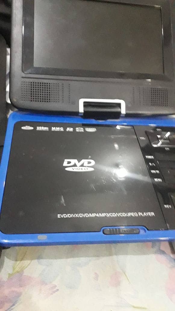 MINI PORTABLE DVD PLAYER WITH ADAPTOR 5