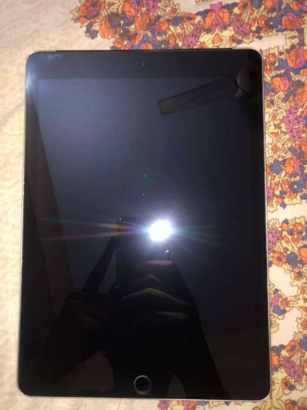 IPAD AIR 2 9.7 INCH 16GB 10/10 CONDITION 8