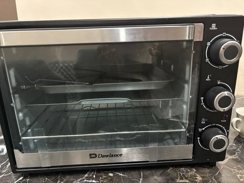 Dawlence Microwave oven available in immaculate condition 1