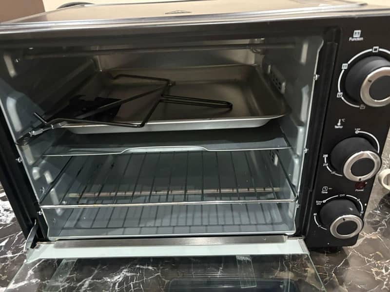 Dawlence Microwave oven available in immaculate condition 4