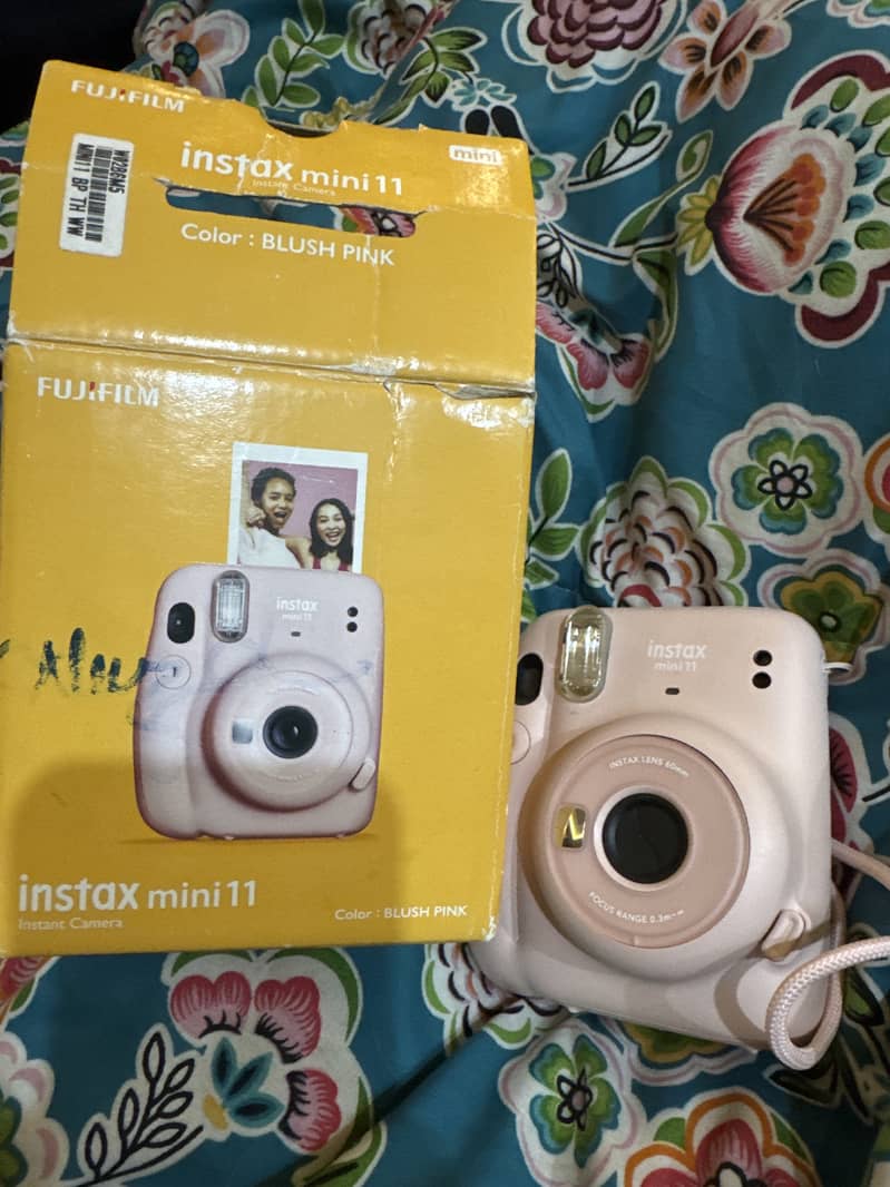 Selling my fujifilm instal mini 11 camera. 0