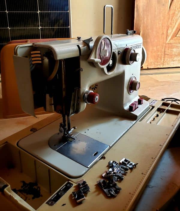 Riccar Rz-1600 Sewing Machine 3