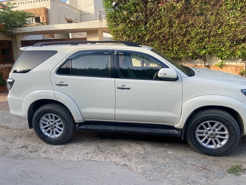 Toyota Fortuner V 2013 1