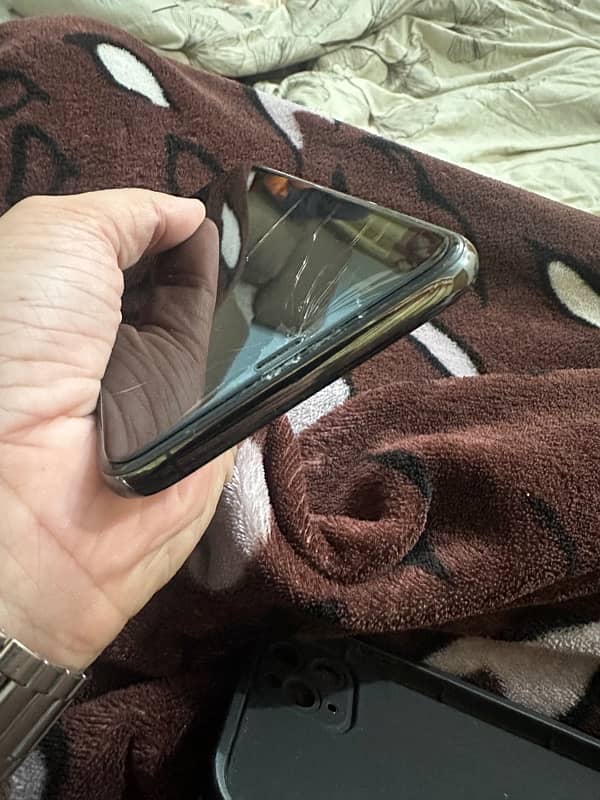 Iphone 11 Pro Max Non PTA (Glass Cracked) 2