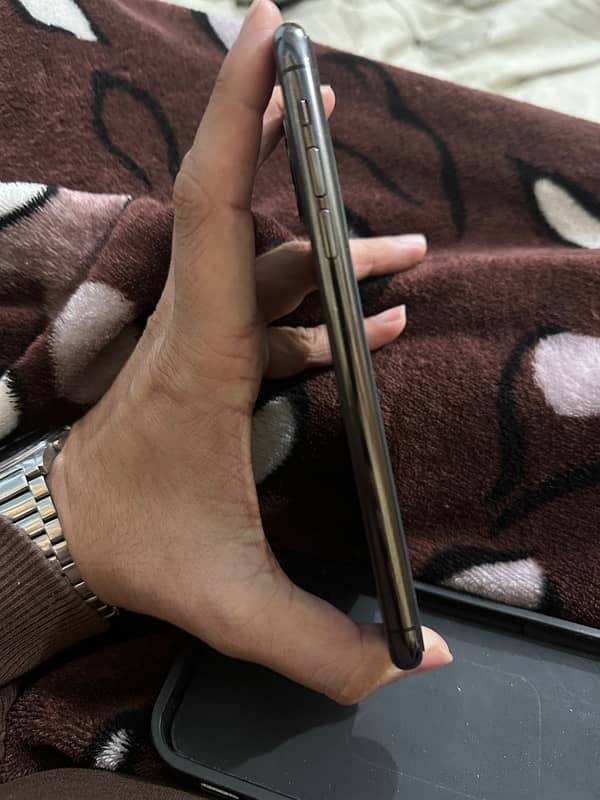 Iphone 11 Pro Max Non PTA (Glass Cracked) 3