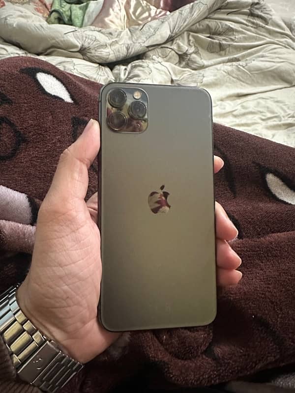 Iphone 11 Pro Max Non PTA (Glass Cracked) 4