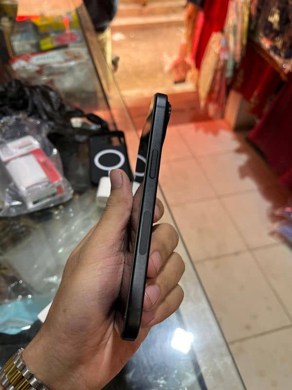 iphone 15 non pta with box  srf 1 month use howa hai 2