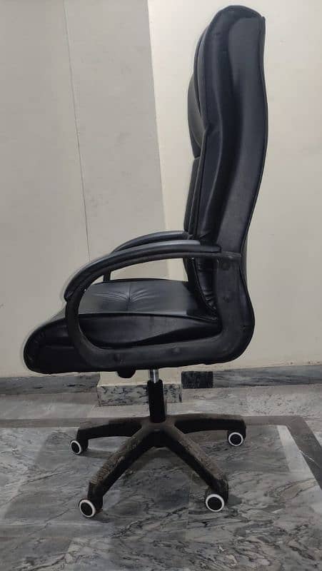 OFFICE TABLE AND CHAIR FOR SALE IN LAHORE 1