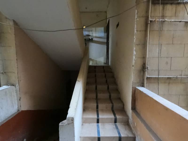 Prime Location Flat For Grabs In 900 Square Feet Karachi 1