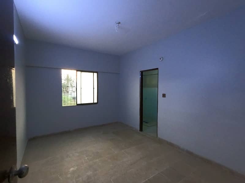 Prime Location Flat For Grabs In 900 Square Feet Karachi 4