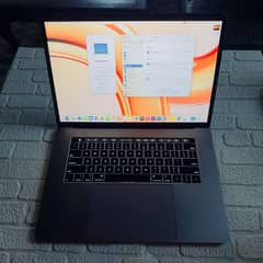 MacBook pro 2018 15.4 inch core i9 CTO 32/512 6 core GPu 4gb graphics