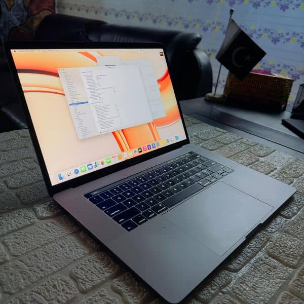 MacBook pro 2018 15.4 inch core i9 CTO 32/512 6 core GPu 4gb graphics 1