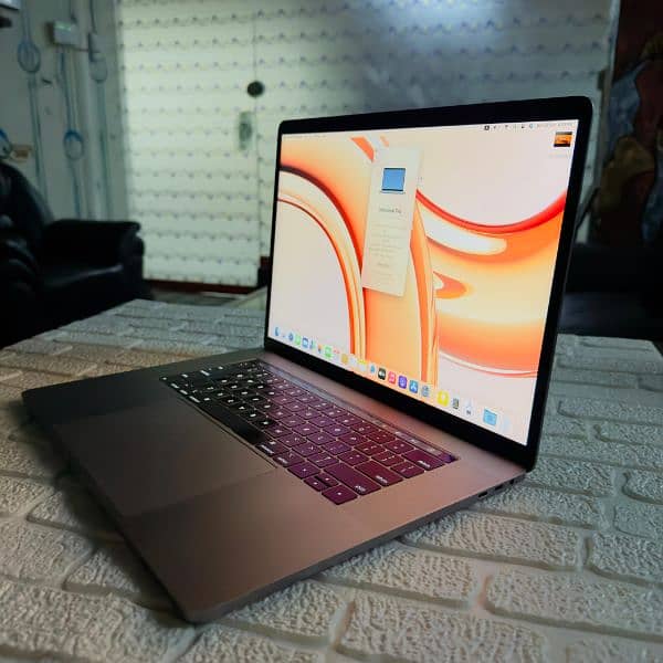 MacBook pro 2018 15.4 inch core i9 CTO 32/512 6 core GPu 4gb graphics 2