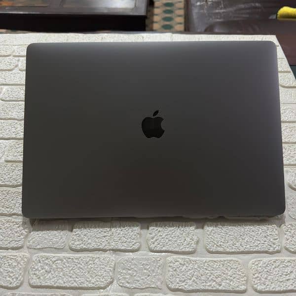 MacBook pro 2018 15.4 inch core i9 CTO 32/512 6 core GPu 4gb graphics 6