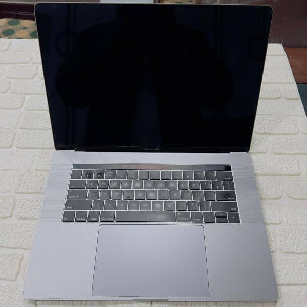 MacBook pro 2018 15.4 inch core i9 CTO 32/512 6 core GPu 4gb graphics 7