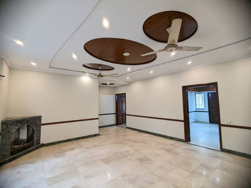 20-Marla Full House For Rent In DHA Ph-4 Lahore Owner Built House. 11