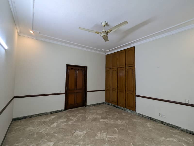 20-Marla Full House For Rent In DHA Ph-4 Lahore Owner Built House. 23